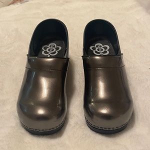 Sanita size 39 gray Clogs